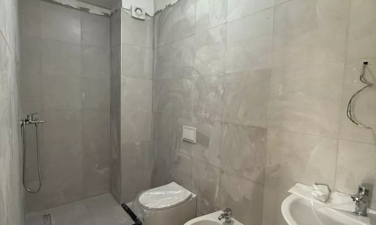 Shtepi ne shitje Apartament ne Tirane, 2+1, Mobilimi Bosh, pa mobiluar, Pagesa 227,000  Euro.