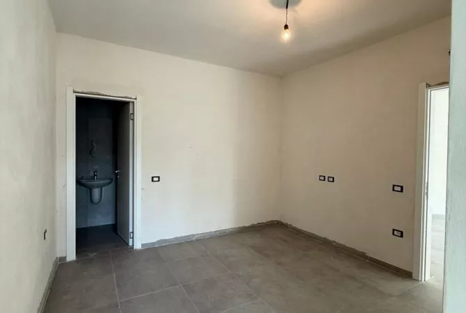 Shtepi ne shitje Apartament ne Tirane, 2+1, Mobilimi Bosh, pa mobiluar, Pagesa 227,000  Euro.
