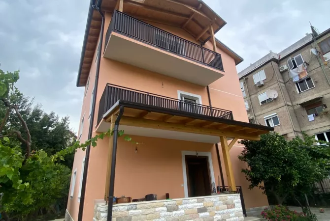 Shtepi me qera Apartament ne Tirane, 5+1, Mobilimi Bosh, pa mobiluar, Pagesa 1,500  Euro.