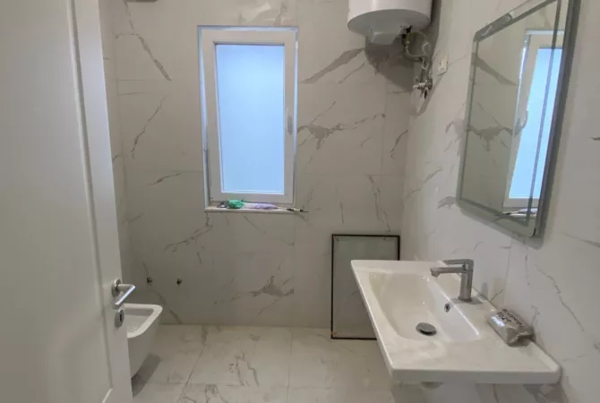 Shtepi me qera Apartament ne Tirane, 5+1, Mobilimi Bosh, pa mobiluar, Pagesa 1,500  Euro.