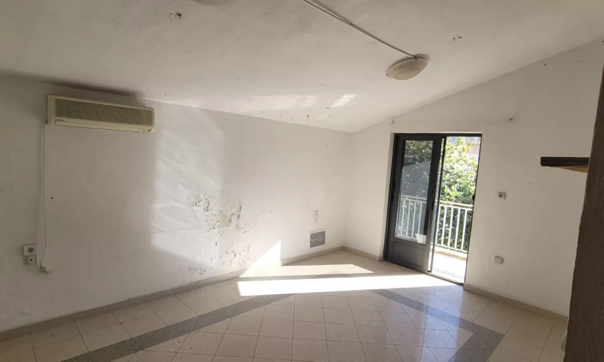 Shtepi me qera Apartament ne Tirane, 5+1, Mobilimi Bosh, pa mobiluar, Pagesa 1,500  Euro.