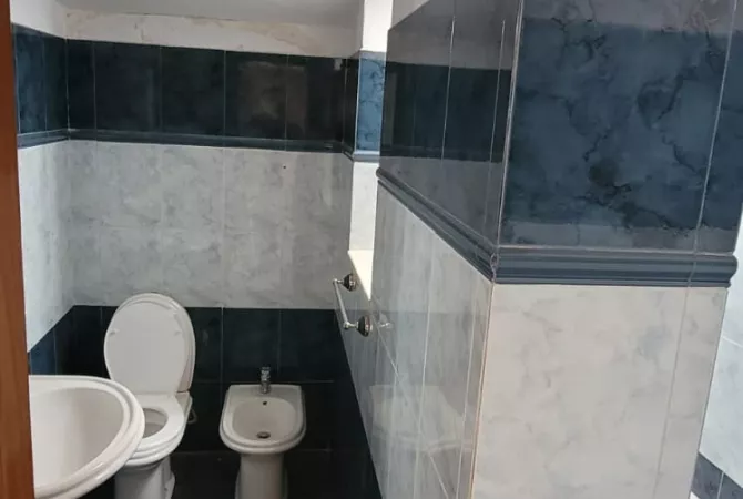 Shtepi me qera Apartament ne Tirane, 5+1, Mobilimi Bosh, pa mobiluar, Pagesa 1,500  Euro.