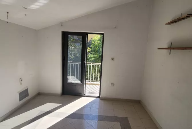 Shtepi me qera Apartament ne Tirane, 5+1, Mobilimi Bosh, pa mobiluar, Pagesa 1,500  Euro.