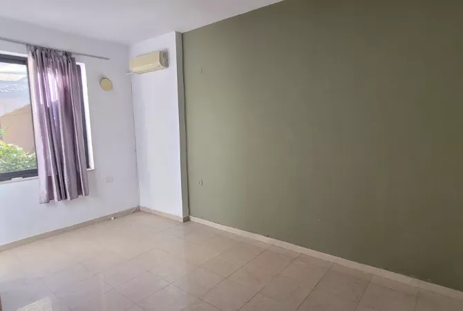 Shtepi me qera Apartament ne Tirane, 5+1, Mobilimi Bosh, pa mobiluar, Pagesa 1,500  Euro.