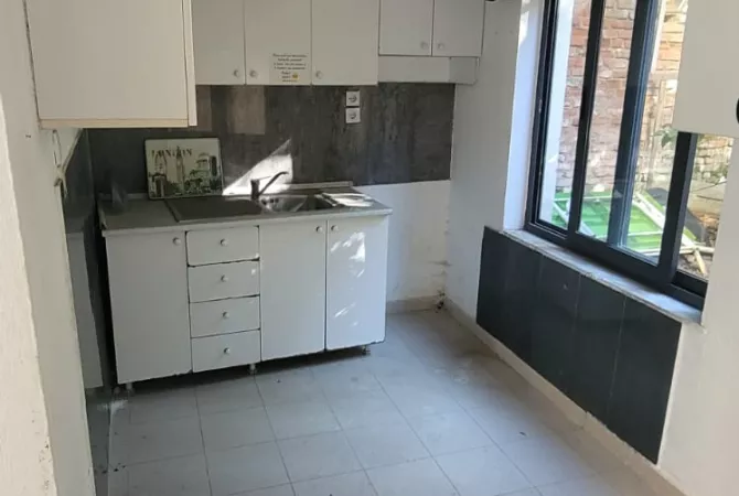 Shtepi me qera Apartament ne Tirane, 5+1, Mobilimi Bosh, pa mobiluar, Pagesa 1,500  Euro.