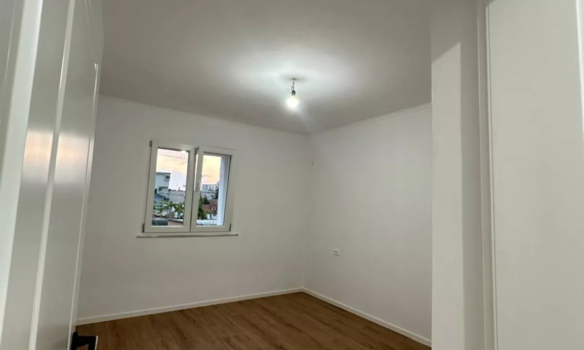 Shtepi ne shitje Apartament ne Tirane, Garsoniere, Mobilimi Bosh, pa mobiluar, Pagesa 153,000  Euro.