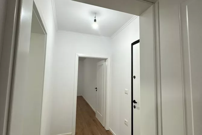 Shtepi ne shitje Apartament ne Tirane, Garsoniere, Mobilimi Bosh, pa mobiluar, Pagesa 153,000  Euro.