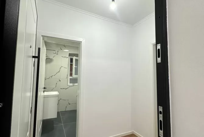 Shtepi ne shitje Apartament ne Tirane, Garsoniere, Mobilimi Bosh, pa mobiluar, Pagesa 153,000  Euro.