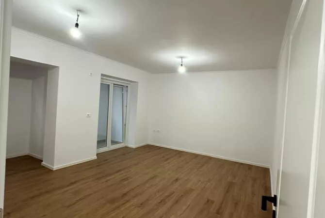 Shtepi ne shitje Apartament ne Tirane, Garsoniere, Mobilimi Bosh, pa mobiluar, Pagesa 153,000  Euro.