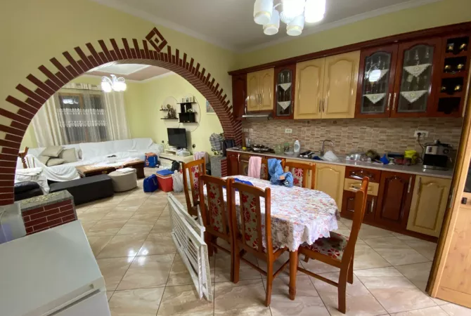 Shtepi me qera Apartament ne Tirane, 2+1, Mobilimi E mobiluar, Pagesa 400  Euro.