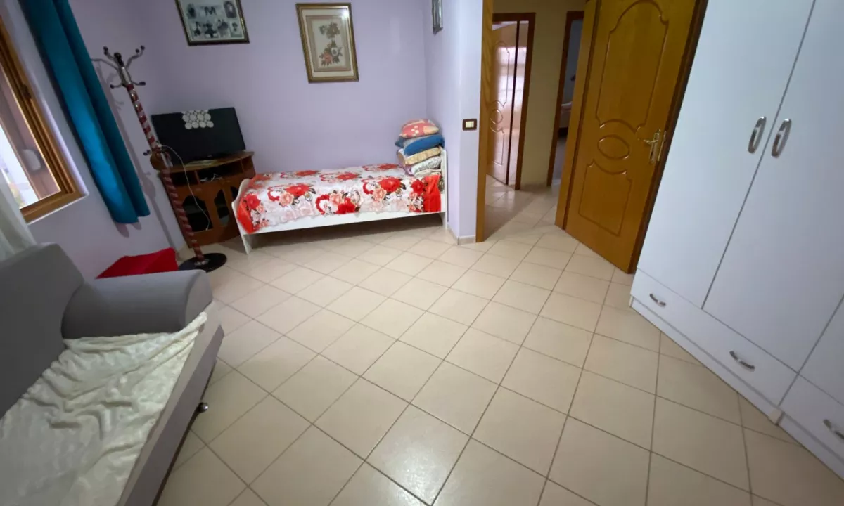Shtepi me qera Apartament ne Tirane, 2+1, Mobilimi E mobiluar, Pagesa 400  Euro.