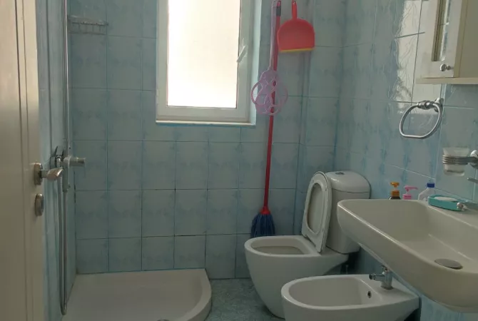 Shtepi ne shitje Apartament ne Tirane, 2+1, Mobilimi E mobiluar, Pagesa 140,000  Euro.