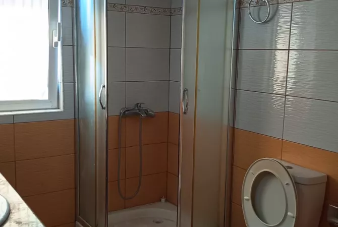 Shtepi me qera Apartament ne Tirane, 2+1, Mobilimi E mobiluar, Pagesa 35,000  Leke.