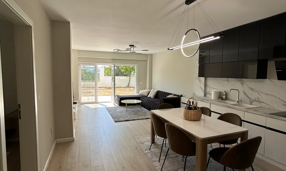 Shtepi ne shitje Apartament ne Tirane, 2+1, Mobilimi E mobiluar, Pagesa 180,000  Euro.