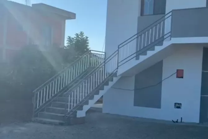 Shtepi ne shitje Shtepi Private ne Tirane, 4+1, Mobilimi Bosh, pa mobiluar, Pagesa 300,000  Euro.