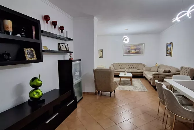 Apartament në shitje Komuna e Parisit/240,000 euro