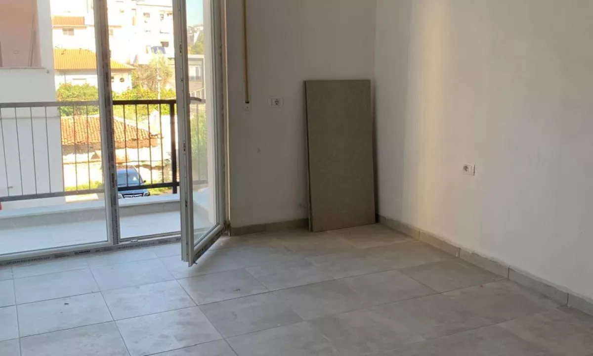 Shtepi me qera Apartament ne Tirane, 2+1, Mobilimi Bosh, pa mobiluar, Pagesa 45,000  Leke.