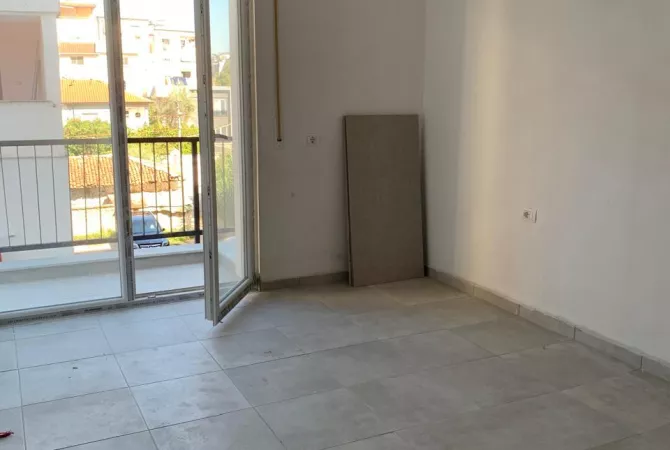 Jepet me qera apartment 2+1 tek Xhamlliku/45,000 Leke