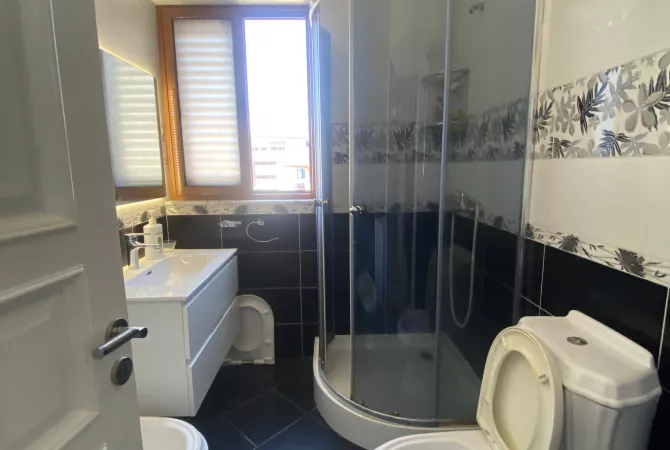 Shtepi ne shitje Apartament ne Tirane, 1+1, Mobilimi E mobiluar, Pagesa 140,000  Euro.