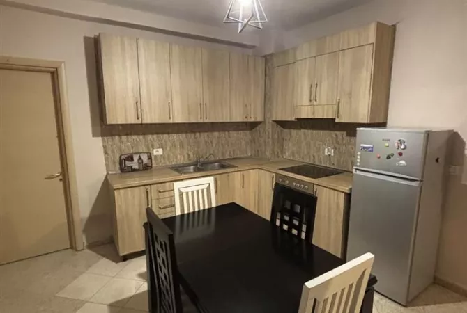 Shtepi me qera Apartament ne Tirane, 2+1, Mobilimi E mobiluar, Pagesa 550  Euro.
