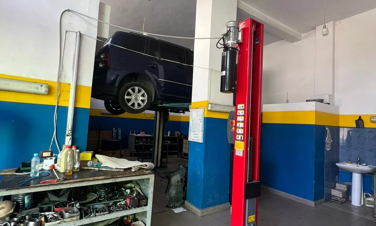 Jepet me qera ambient biznesi tek Komuna e Parisit prane Kristal Center/1200 euro