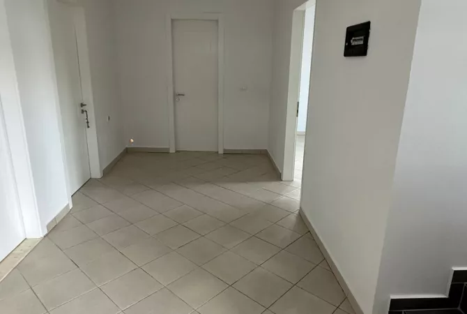 Shtepi ne shitje Vila Luksoze ne Tirane, 4+1, Mobilimi Bosh, pa mobiluar, Pagesa 260,000  Euro.