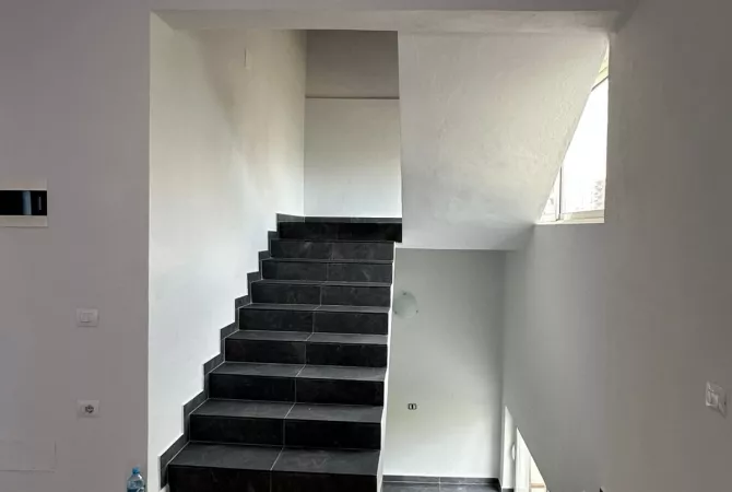 Shtepi ne shitje Vila Luksoze ne Tirane, 4+1, Mobilimi Bosh, pa mobiluar, Pagesa 260,000  Euro.