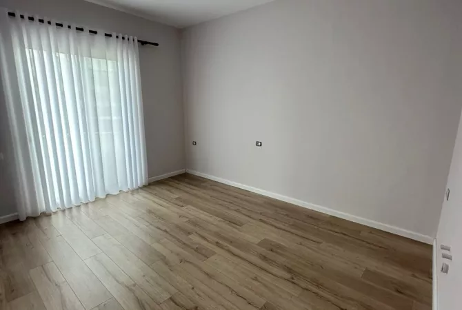 Shtepi ne shitje Vila Luksoze ne Tirane, 4+1, Mobilimi Bosh, pa mobiluar, Pagesa 260,000  Euro.