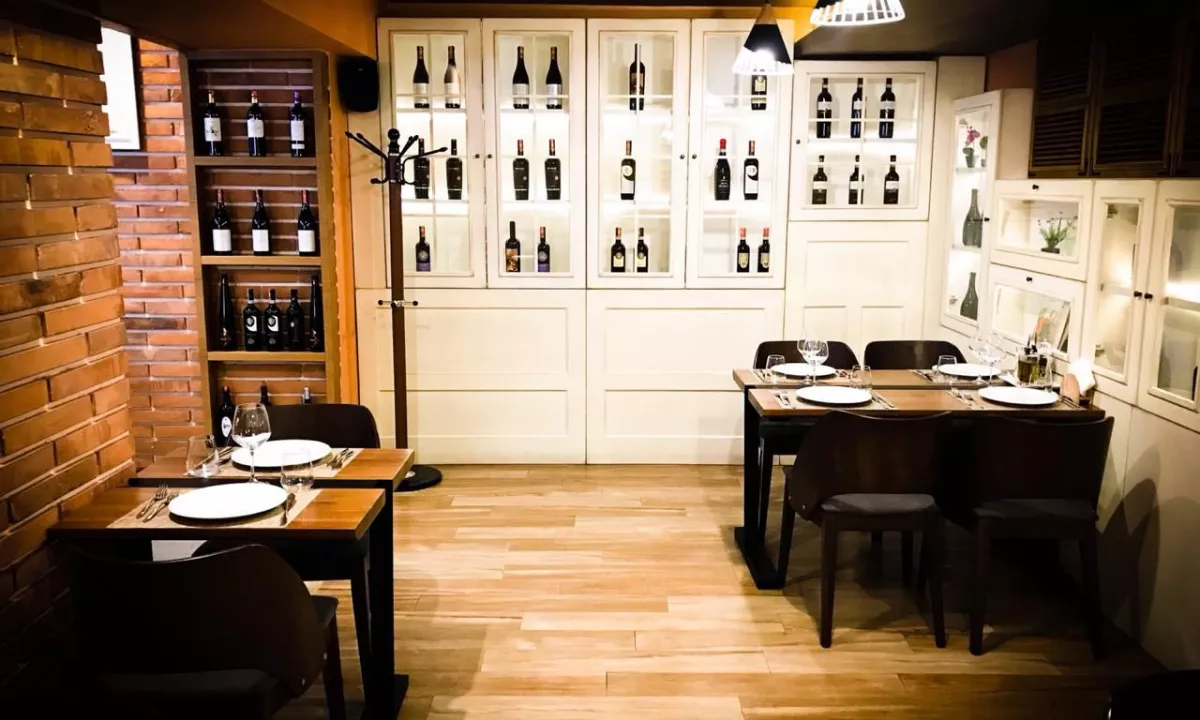 Jepet Restorant me qera tek Rruga e Durresit/2,100 euro