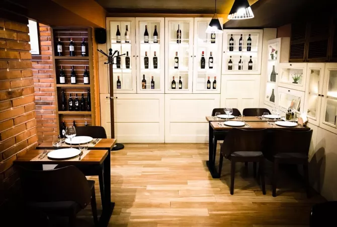 Jepet Restorant me qera tek Rruga e Durresit/2,100 euro