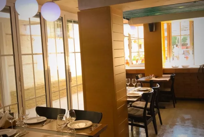 Jepet Restorant me qera tek Rruga e Durresit/2,100 euro