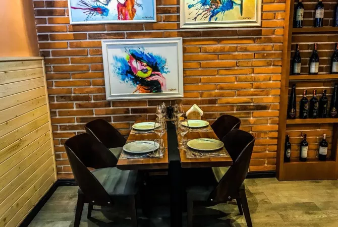 Jepet Restorant me qera tek Rruga e Durresit/2,100 euro