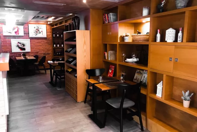 Jepet Restorant me qera tek Rruga e Durresit/2,100 euro