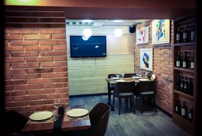 Jepet Restorant me qera tek Rruga e Durresit/2,100 euro