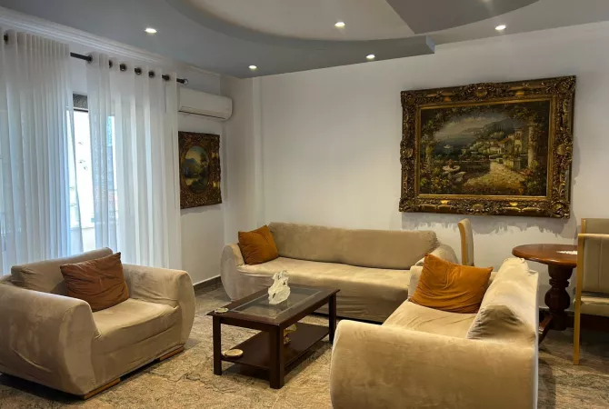 Jepet me qera  apartament 2+1 Bulevardi Zogu 1/900 euro