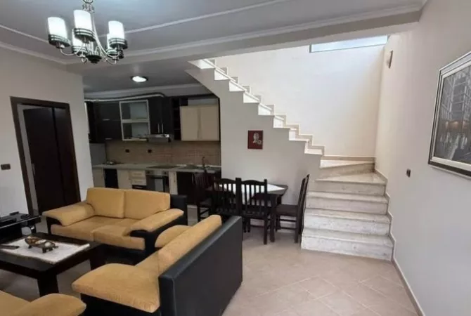 Jepet me qera vile 3-kateshe ne Xhamllik/60,000 leke