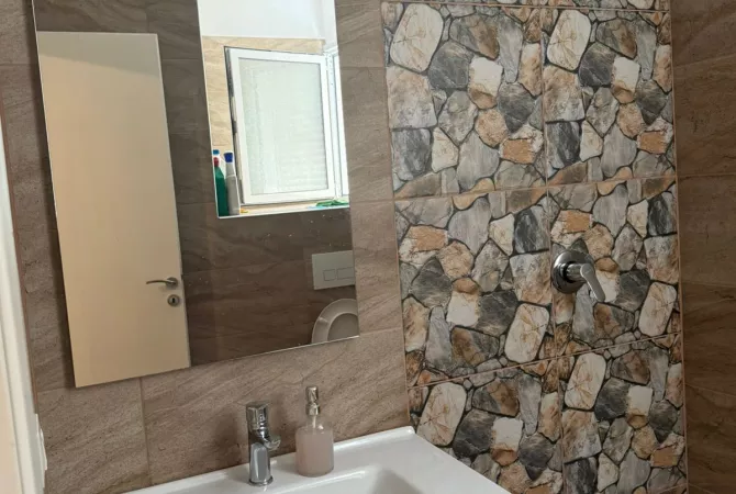 Shtepi ne shitje Apartament ne Tirane, 1+1, Mobilimi E mobiluar, Pagesa 76,800  Euro.