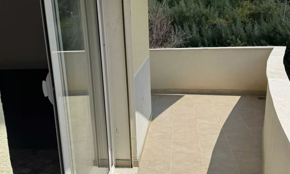 Shtepi ne shitje Apartament ne Tirane, 1+1, Mobilimi E mobiluar, Pagesa 76,800  Euro.