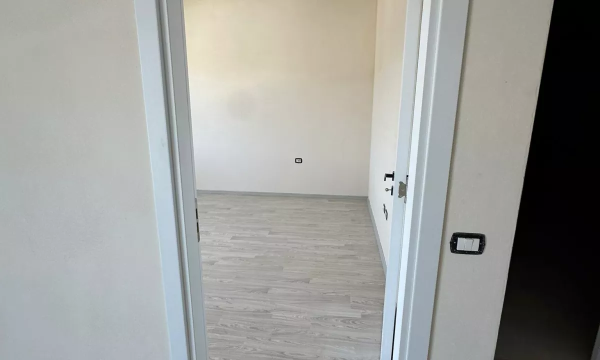 Shtepi ne shitje Apartament ne Tirane, 1+1, Mobilimi Bosh, pa mobiluar, Pagesa 56,000  Euro.