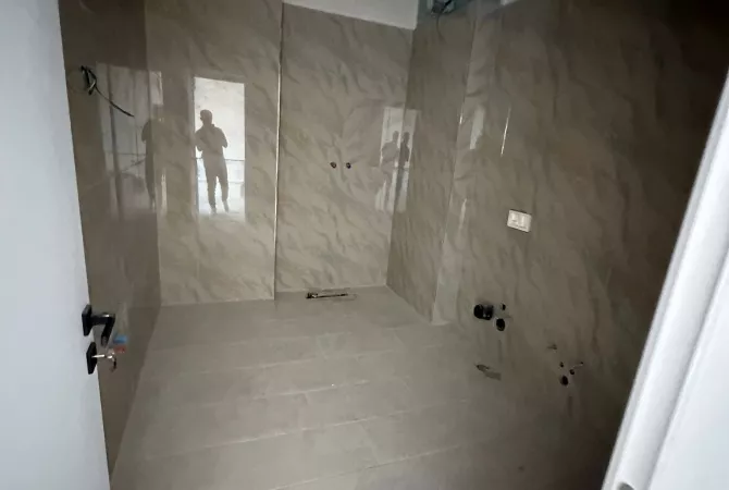 Shtepi ne shitje Apartament ne Tirane, 1+1, Mobilimi Bosh, pa mobiluar, Pagesa 56,000  Euro.