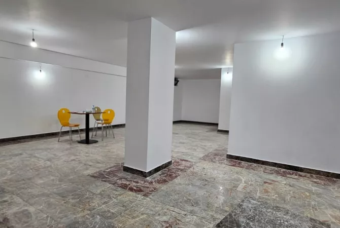 Jepet me qera ambjent biznesi ne Bllok/370,000 leke