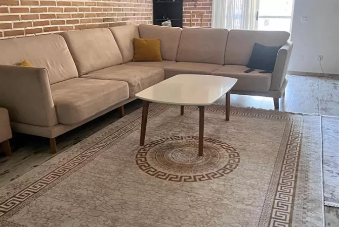 Jepet me qera apartament 2+1 Te Komuna Parisit 