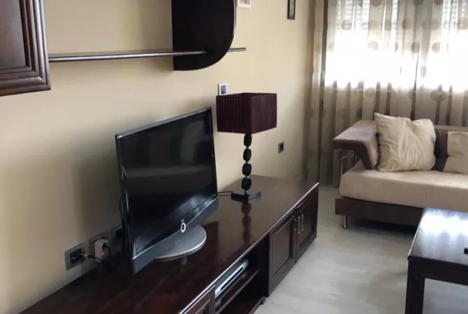 Shtepi me qera Apartament ne Tirane, 3+1, Mobilimi E mobiluar, Pagesa 1,000  Euro.