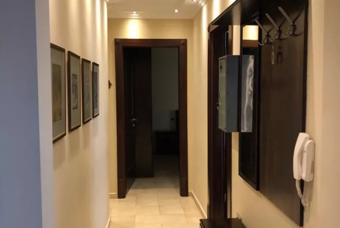 Shtepi me qera Apartament ne Tirane, 3+1, Mobilimi E mobiluar, Pagesa 1,000  Euro.