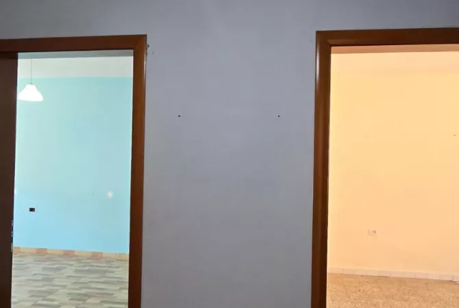 Shtepi ne shitje Apartament ne Tirane, 1+1, Mobilimi Bosh, pa mobiluar, Pagesa 125,000  Euro.