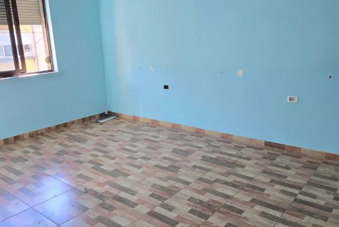 Shtepi ne shitje Apartament ne Tirane, 1+1, Mobilimi Bosh, pa mobiluar, Pagesa 125,000  Euro.