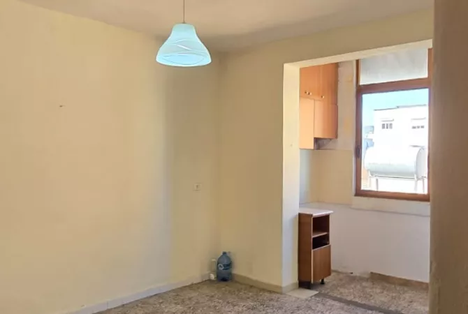 Shtepi ne shitje Apartament ne Tirane, 1+1, Mobilimi Bosh, pa mobiluar, Pagesa 125,000  Euro.