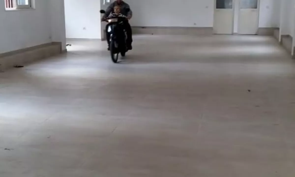 Jepet me qera ambjent biznesi tek Rruga e Kavajes/150,000 Leke