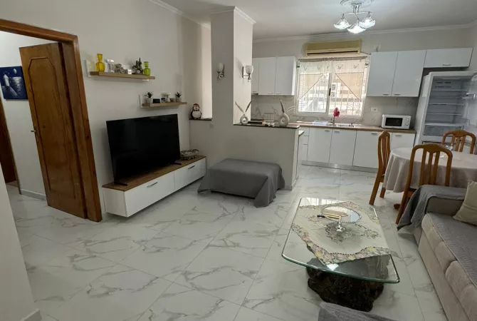 Jepet me qera apartament 2+1 tek Komuna e Parisit/650 euro