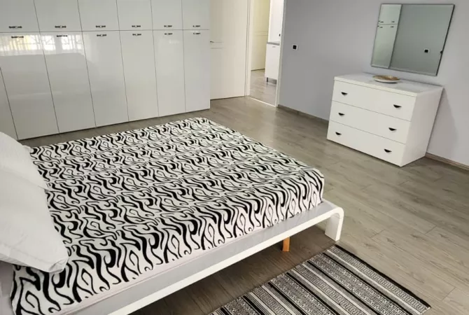Shtepi me qera Apartament ne Tirane, 3+1, Mobilimi E mobiluar, Pagesa 1,500  Euro.